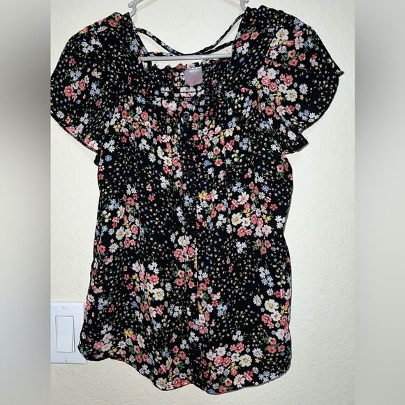 NWOT- SUMMER TOP WITH A FLORAL PATTERN- size MEDIUM - Picture 2 of 2